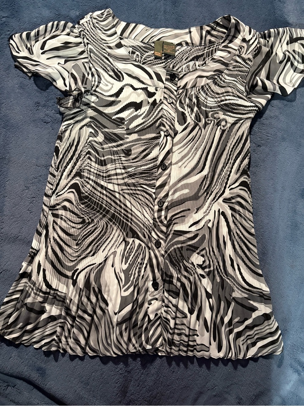 Women’s Black, white and gray Button-Front Top
